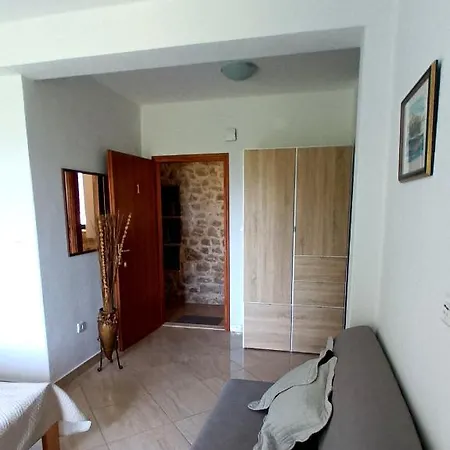 Kremena Small 200m Apartman