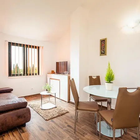 Apartment Kremena Small 200m Klek