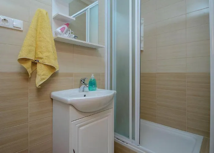 Kremena Small 200m Apartment Klek