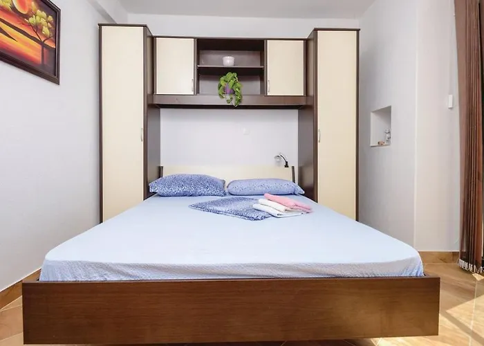 Kremena Small 200m Apartment *