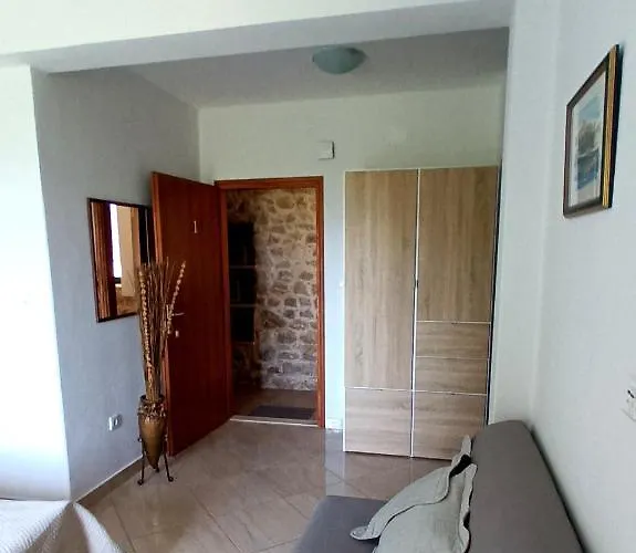 Kremena Small 200m Apartment