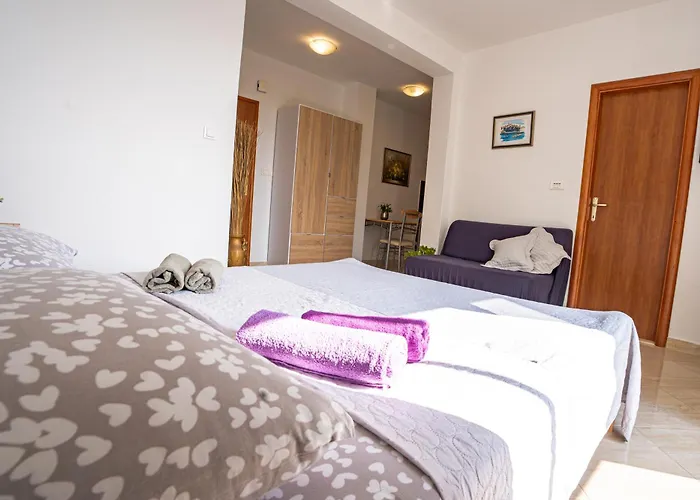 Kremena Small 200m Apartment *