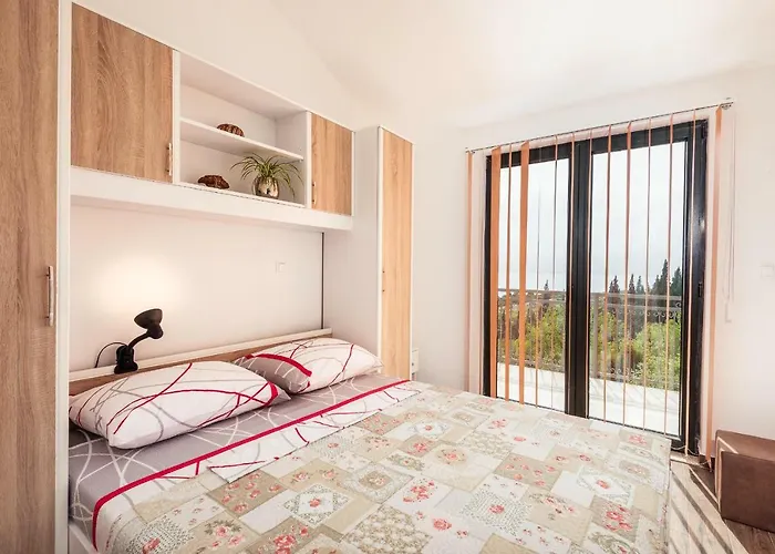 Apartment Kremena Small 200m Klek